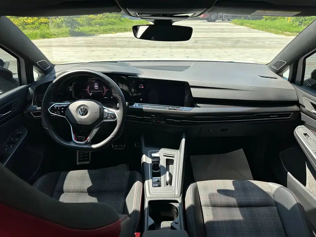 Volkswagen Golf GTI — фото 11