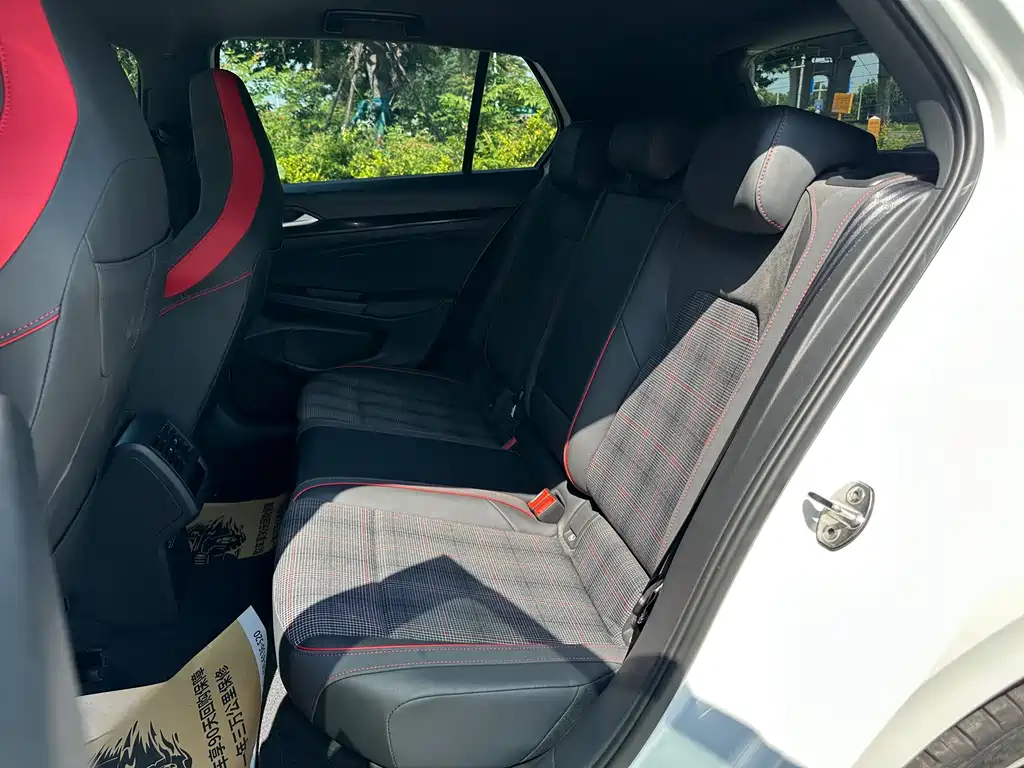 Volkswagen Golf GTI — фото 10