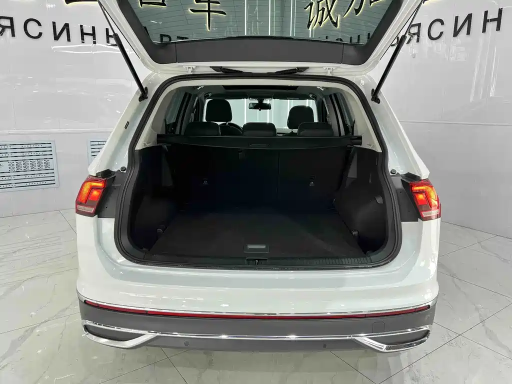 Volkswagen Tiguan L — фото 15