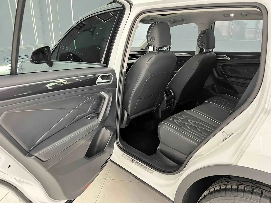 Volkswagen Tiguan L — фото 10