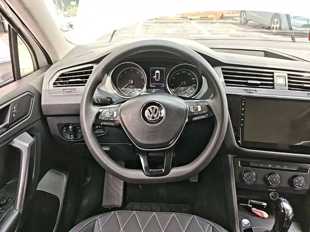 Volkswagen Tiguan L — фото 11