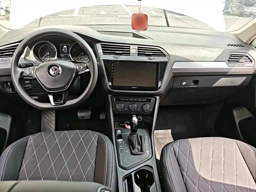 Volkswagen Tiguan L — фото 10