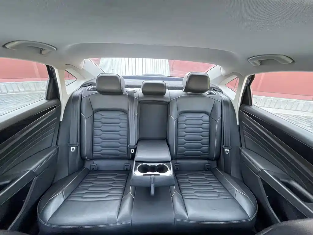Volkswagen Passat — фото 17