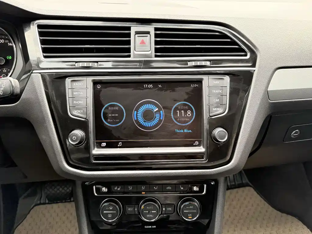 Volkswagen Tiguan L — фото 11