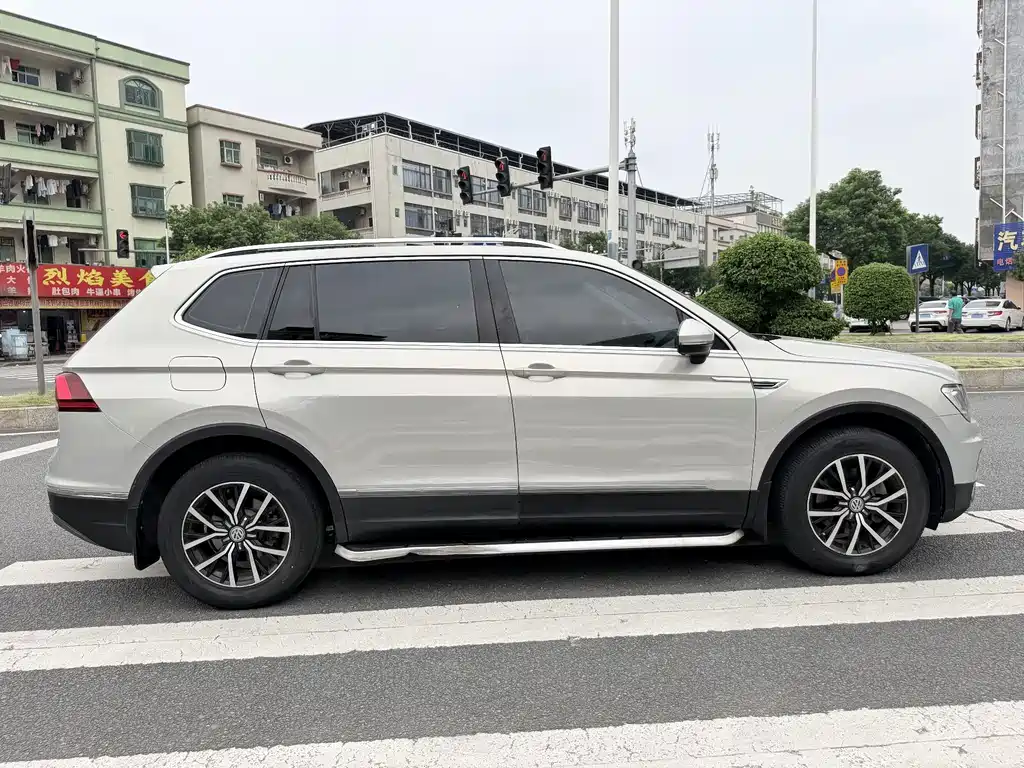 Volkswagen Tiguan L — фото 21
