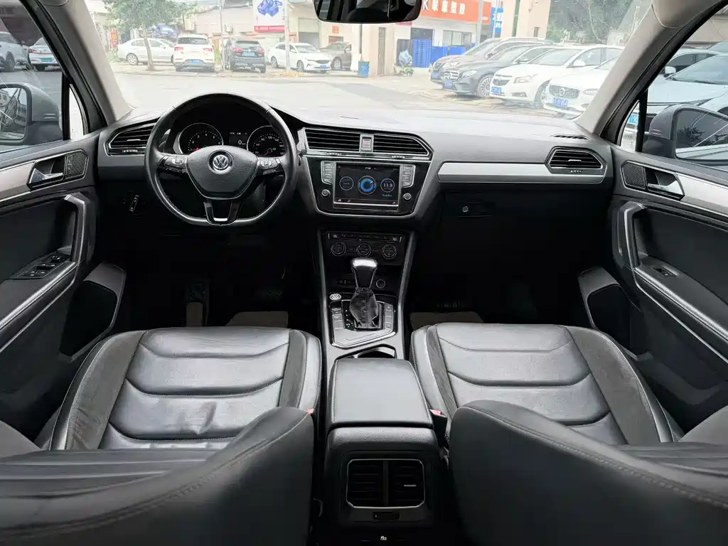 Volkswagen Tiguan L — фото 6