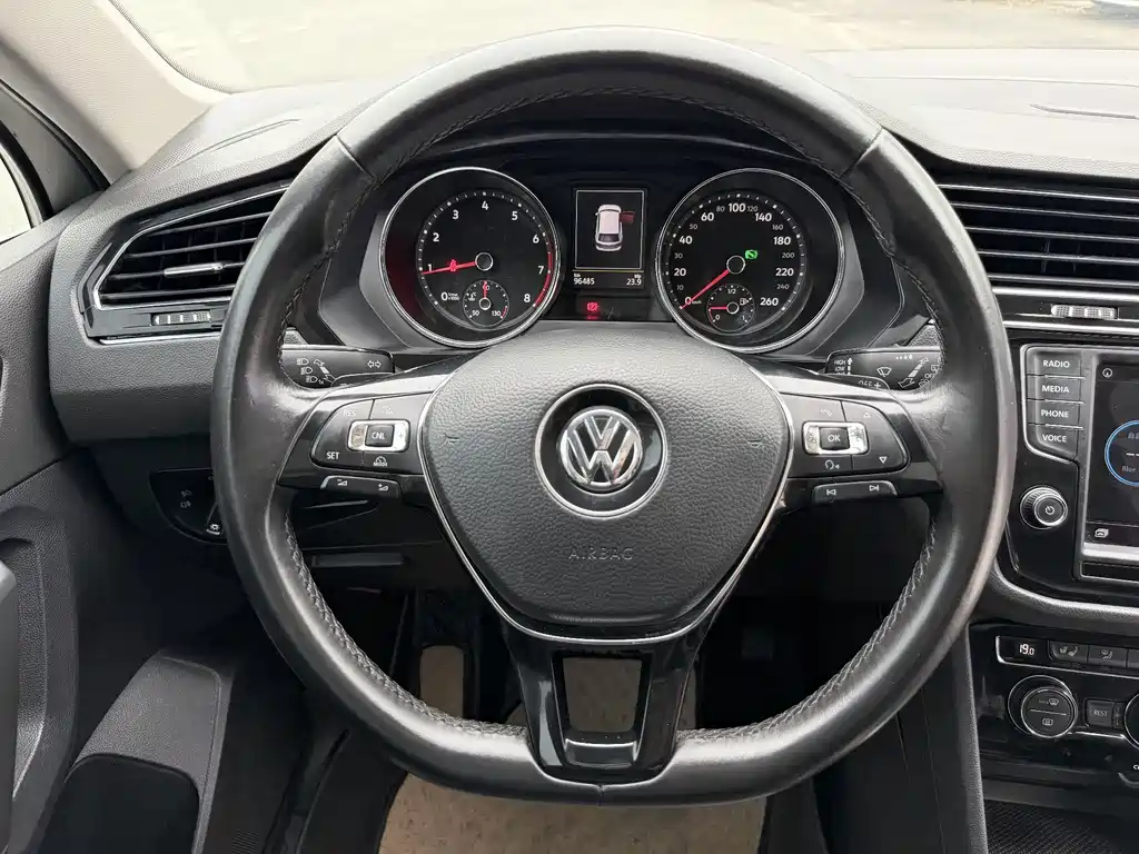Volkswagen Tiguan L — фото 9