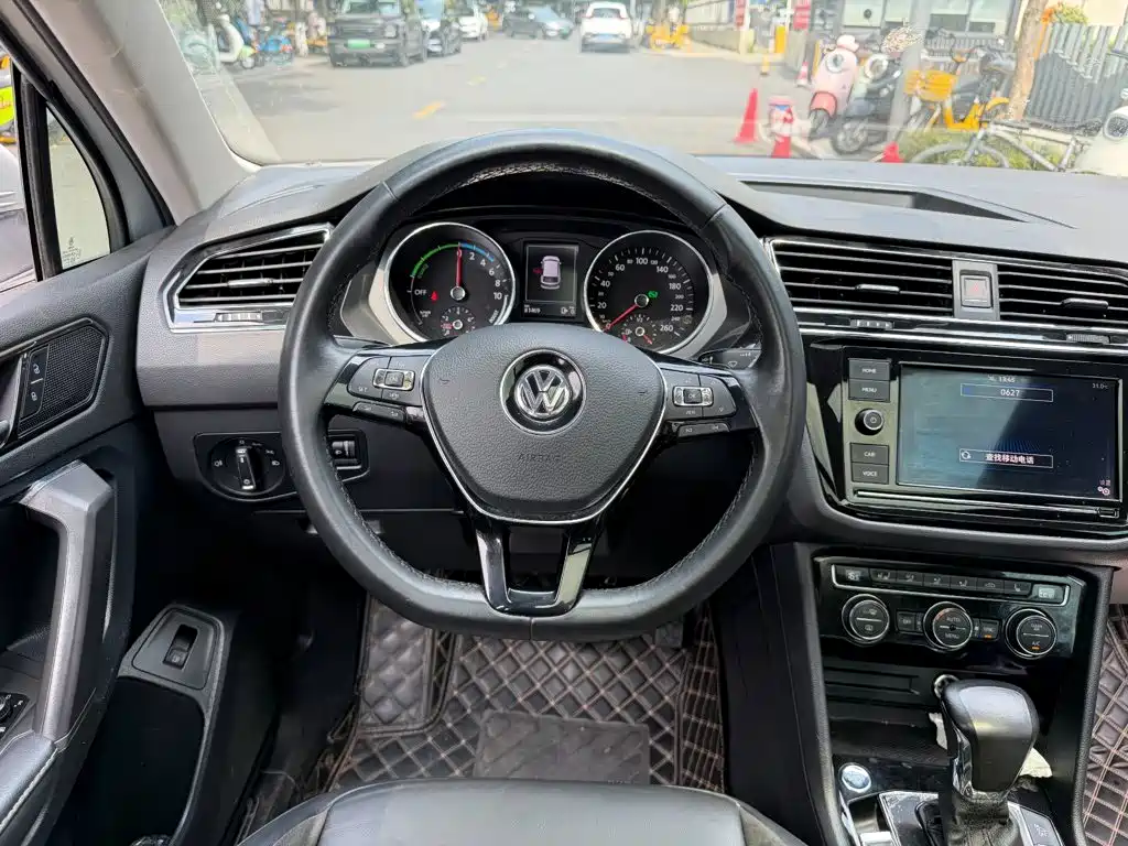 Volkswagen Tiguan L PHEV — фото 14