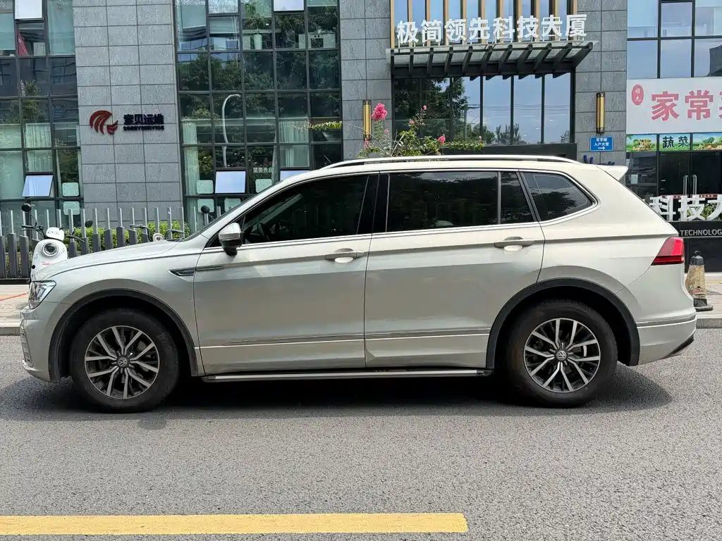 Volkswagen Tiguan L PHEV — фото 3