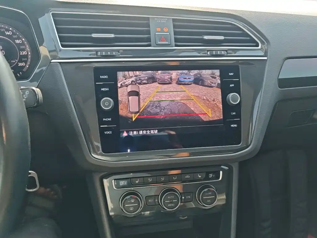 Volkswagen Tiguan — фото 13