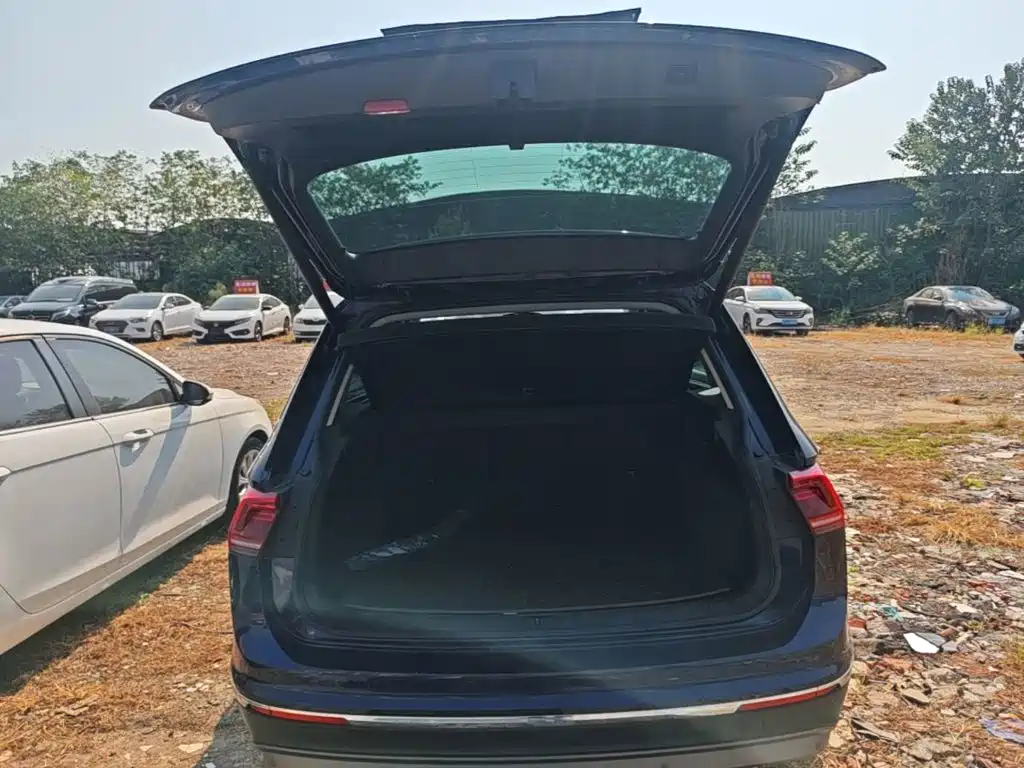 Volkswagen Tiguan — фото 19