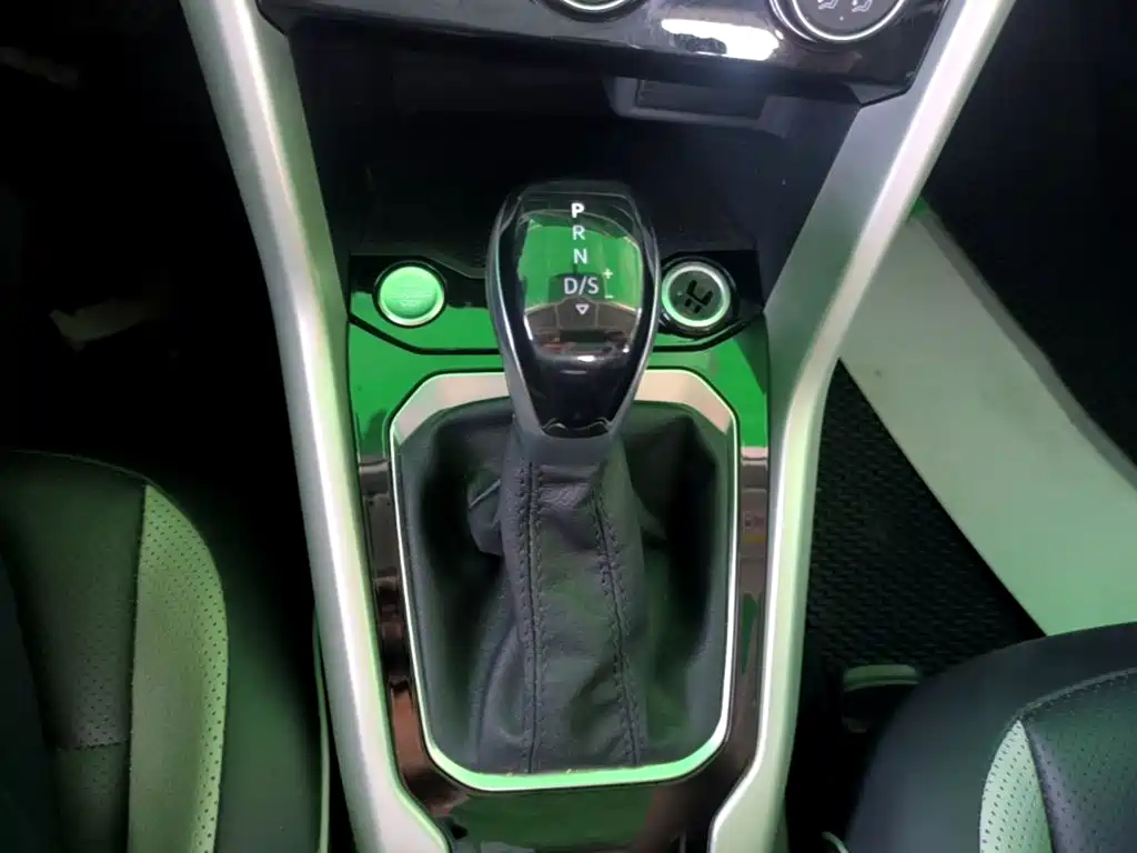 Volkswagen T-Roc — фото 14