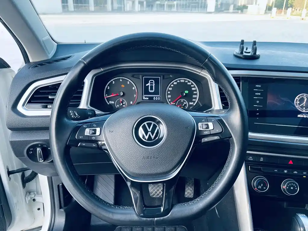 Volkswagen T-Roc — фото 7