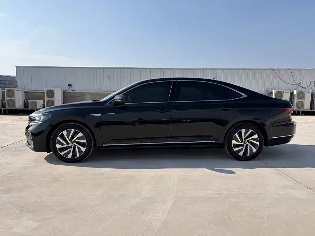 Volkswagen Passat PHEV — фото 4