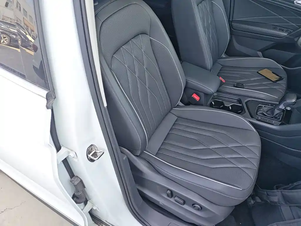 Volkswagen Tiguan L — фото 25