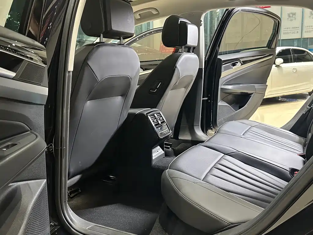 Volkswagen Passat — фото 17