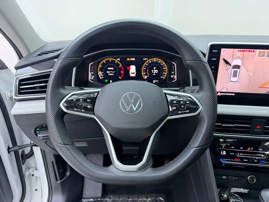 Volkswagen Tiguan L — фото 11