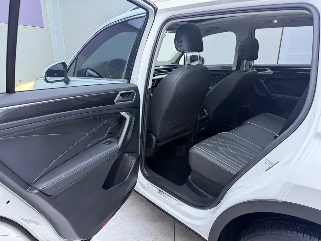 Volkswagen Tiguan L — фото 15