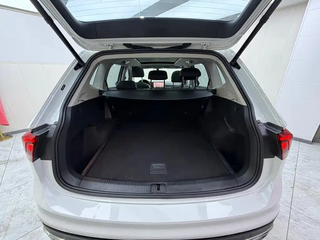 Volkswagen Tiguan L — фото 19