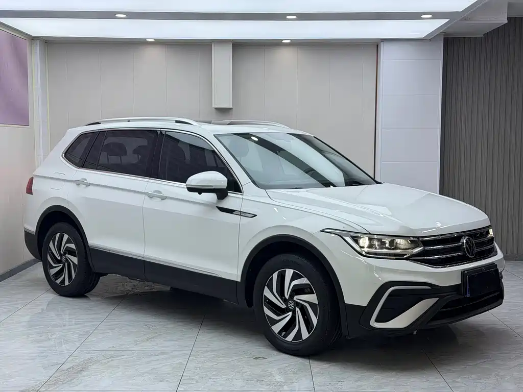 Volkswagen Tiguan L — фото 3