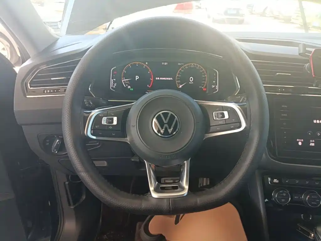 Volkswagen Tiguan L — фото 11