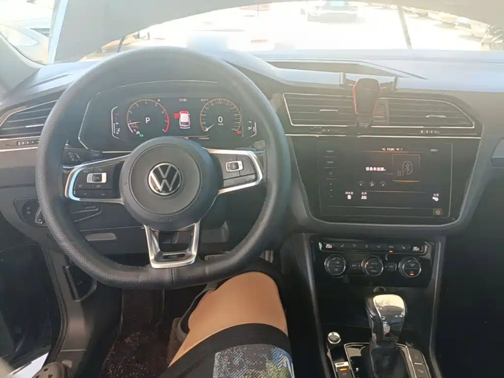 Volkswagen Tiguan L — фото 10