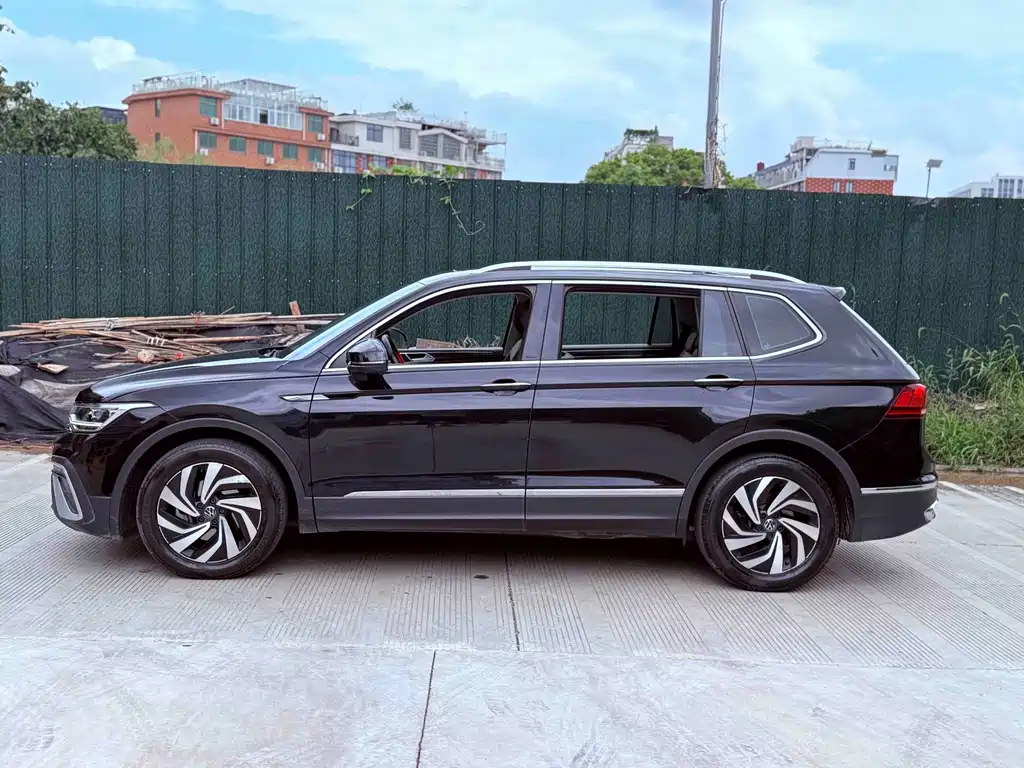 Volkswagen Tiguan L — фото 10