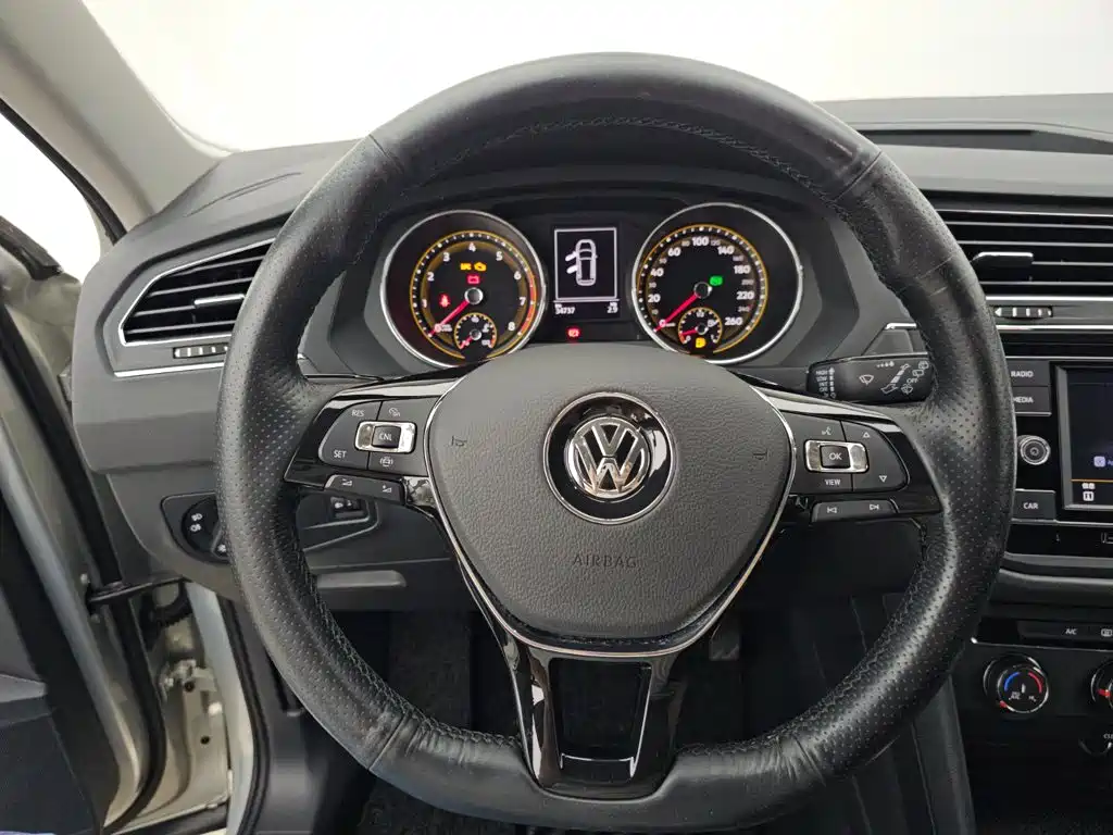 Volkswagen Tiguan L — фото 9
