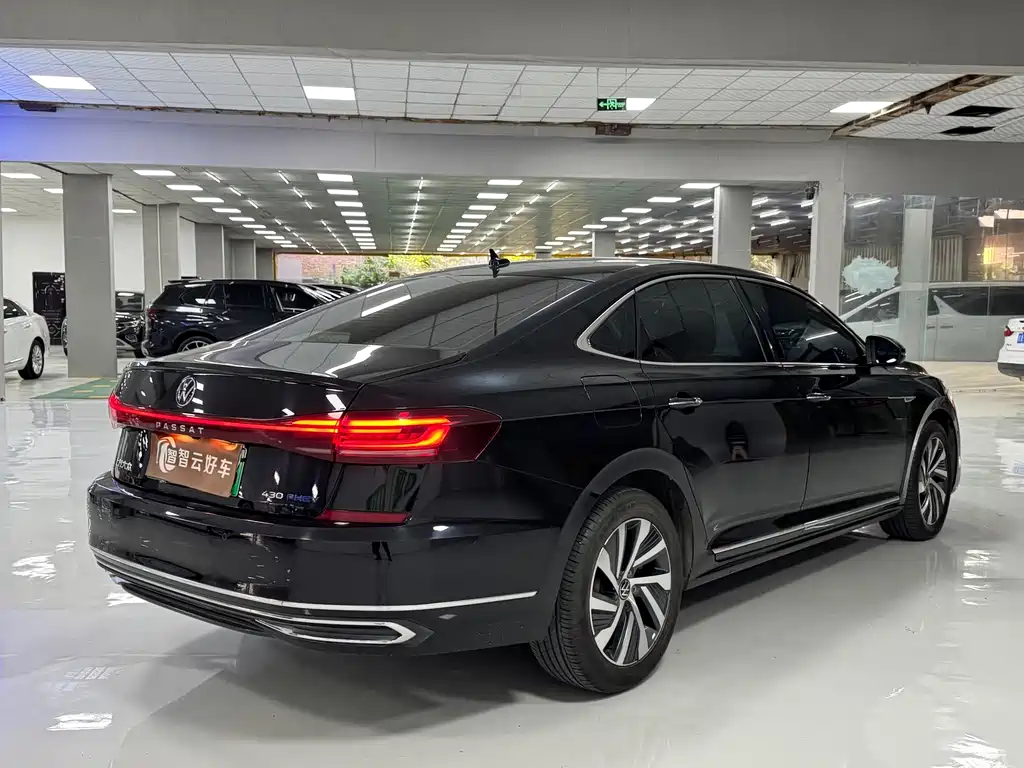 Volkswagen Passat PHEV — фото 9