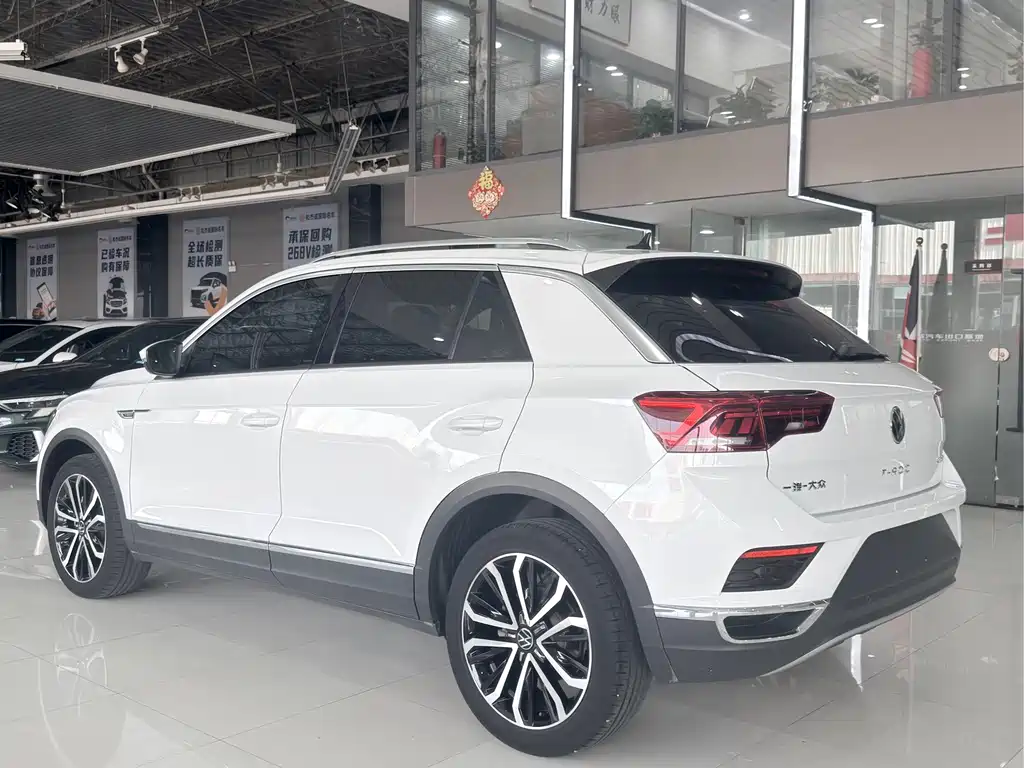Volkswagen T-Roc — фото 14