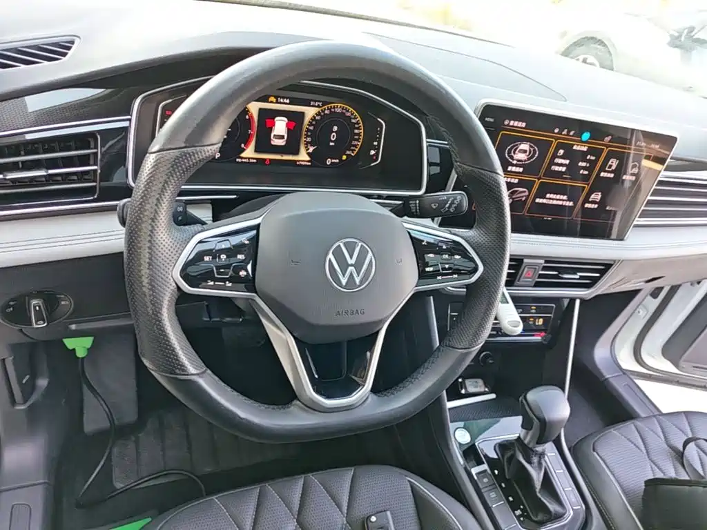 Volkswagen Tiguan L — фото 11