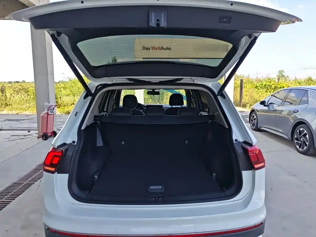 Volkswagen Tiguan L — фото 19