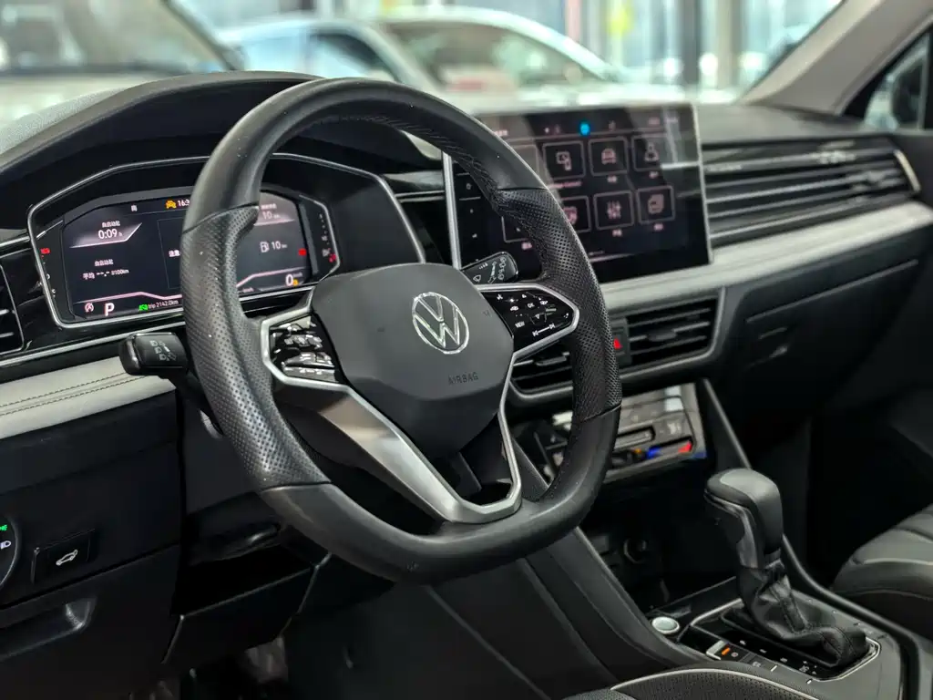 Volkswagen Tiguan L — фото 9
