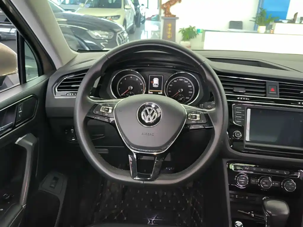 Volkswagen Tiguan L — фото 10