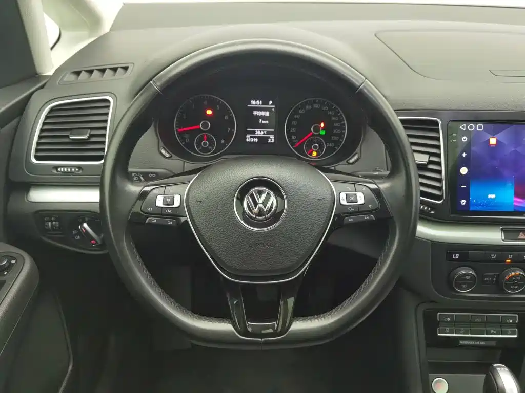 Volkswagen Sharan — фото 11