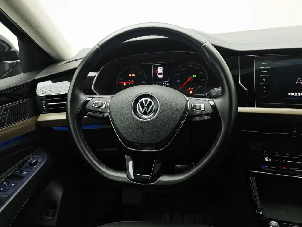 Volkswagen Passat PHEV — фото 11
