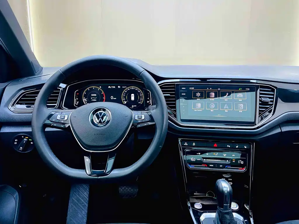 Volkswagen T-Roc — фото 11