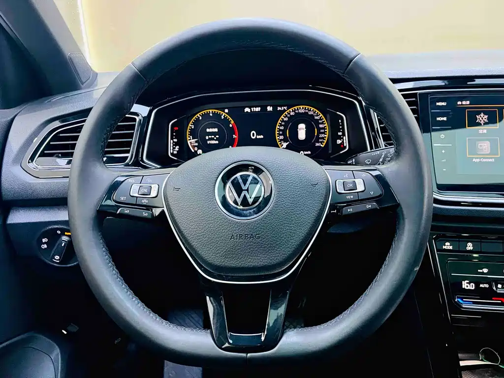 Volkswagen T-Roc — фото 10