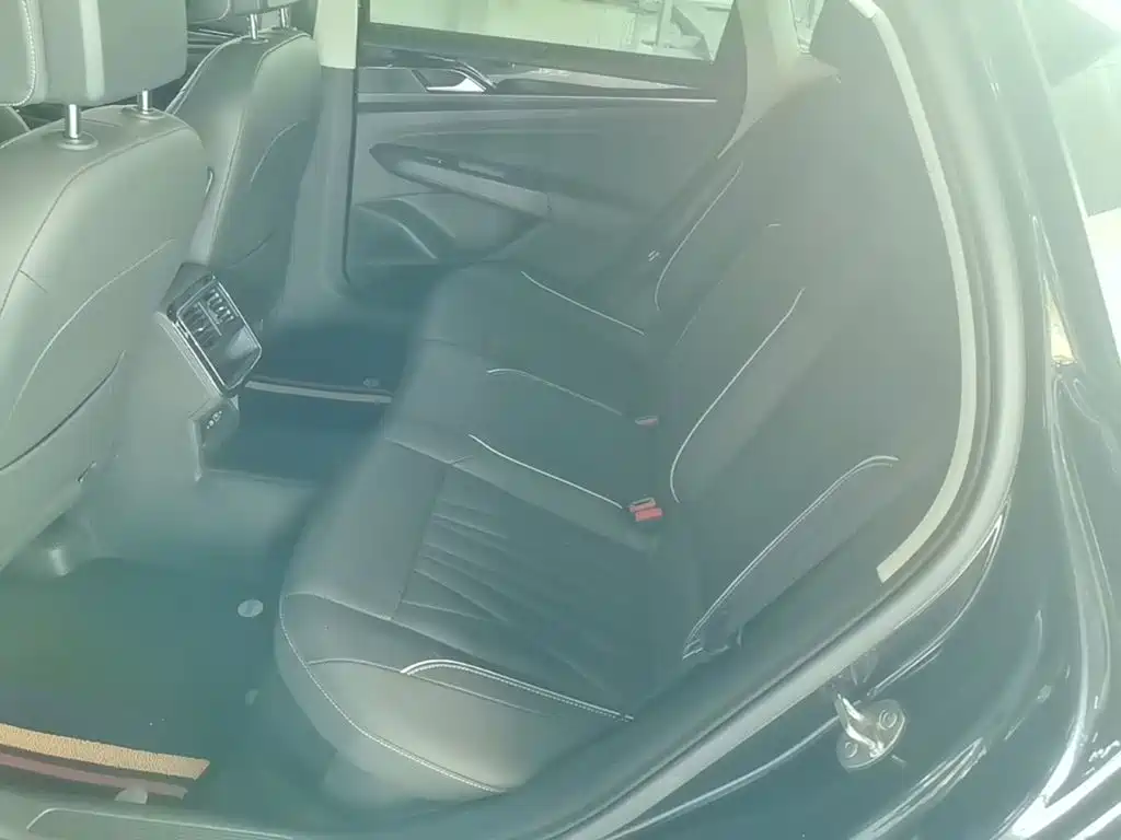 Volkswagen Passat — фото 17