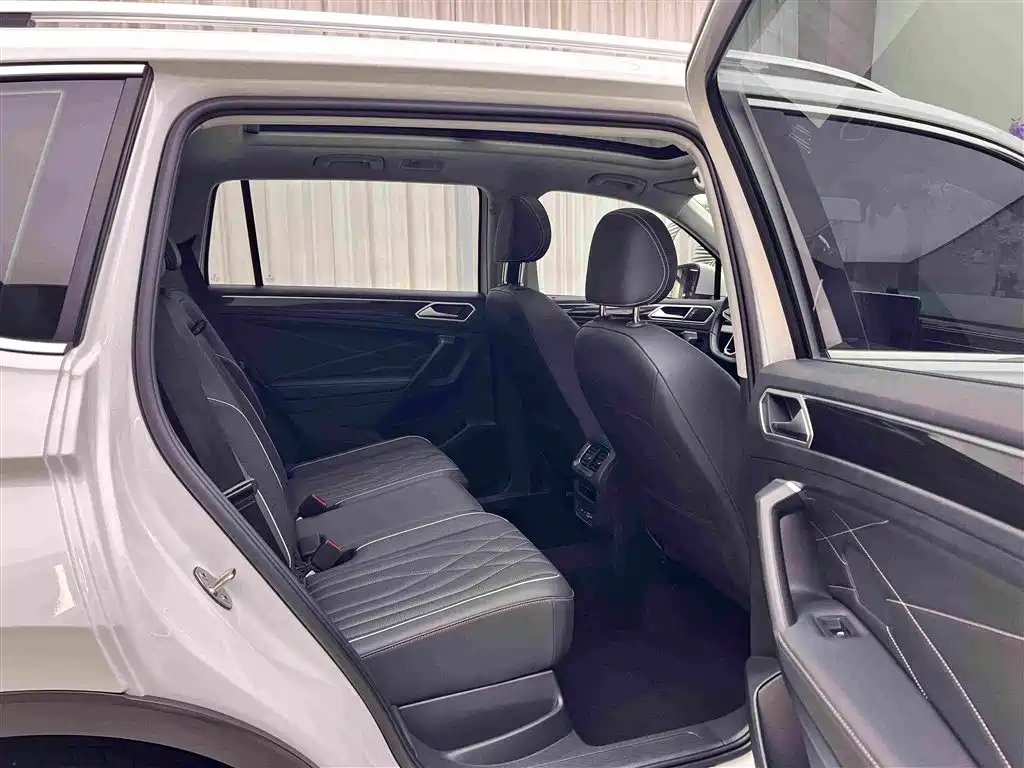 Volkswagen Tiguan L — фото 11