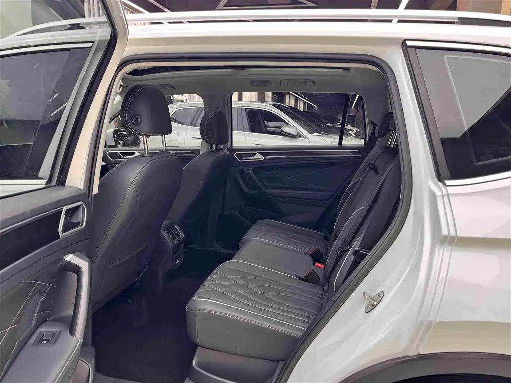 Volkswagen Tiguan L — фото 10
