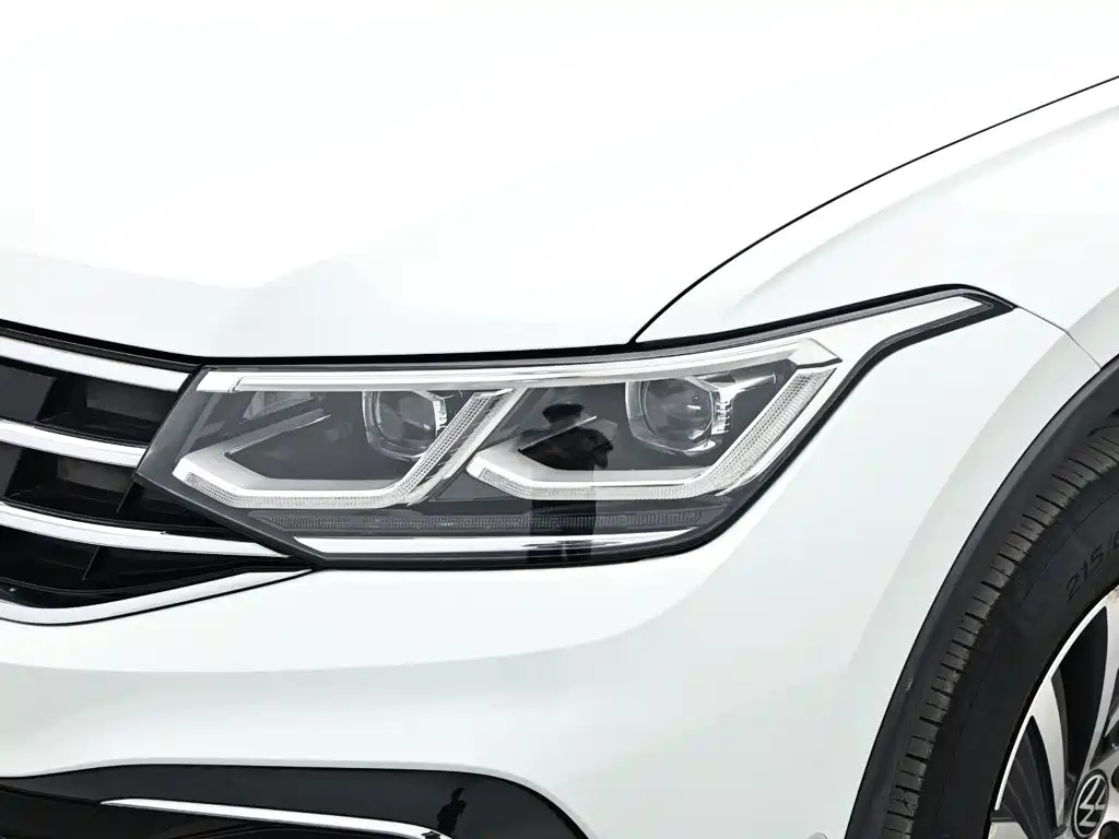 Volkswagen Tiguan L PHEV — фото 18