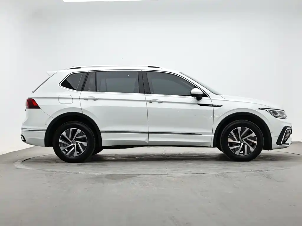 Volkswagen Tiguan L PHEV — фото 5