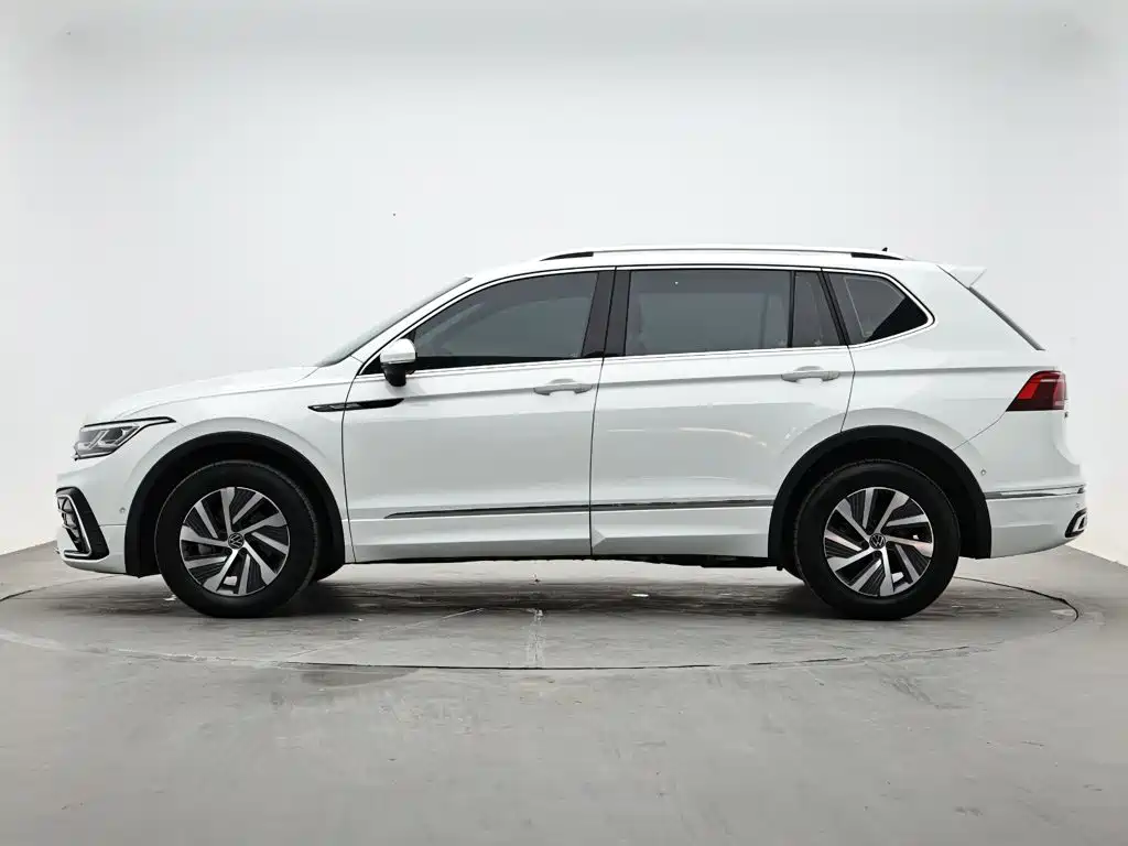 Volkswagen Tiguan L PHEV — фото 6