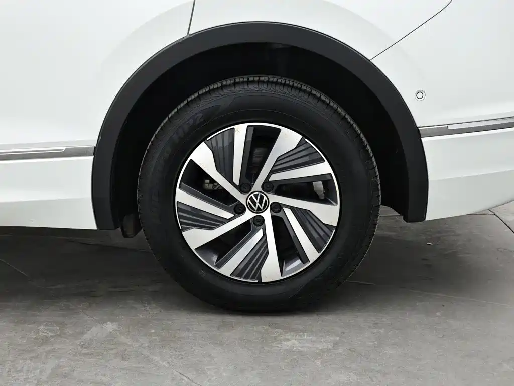 Volkswagen Tiguan L PHEV — фото 9