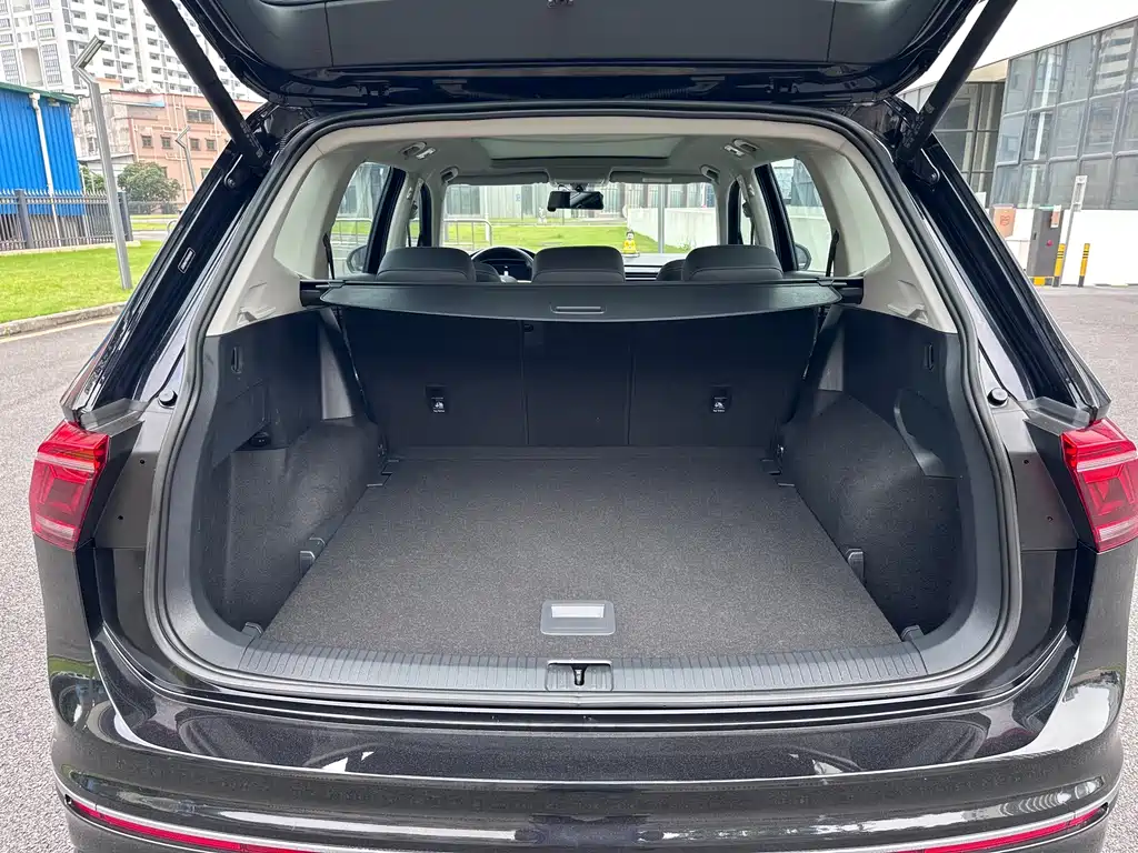 Volkswagen Tiguan L — фото 13