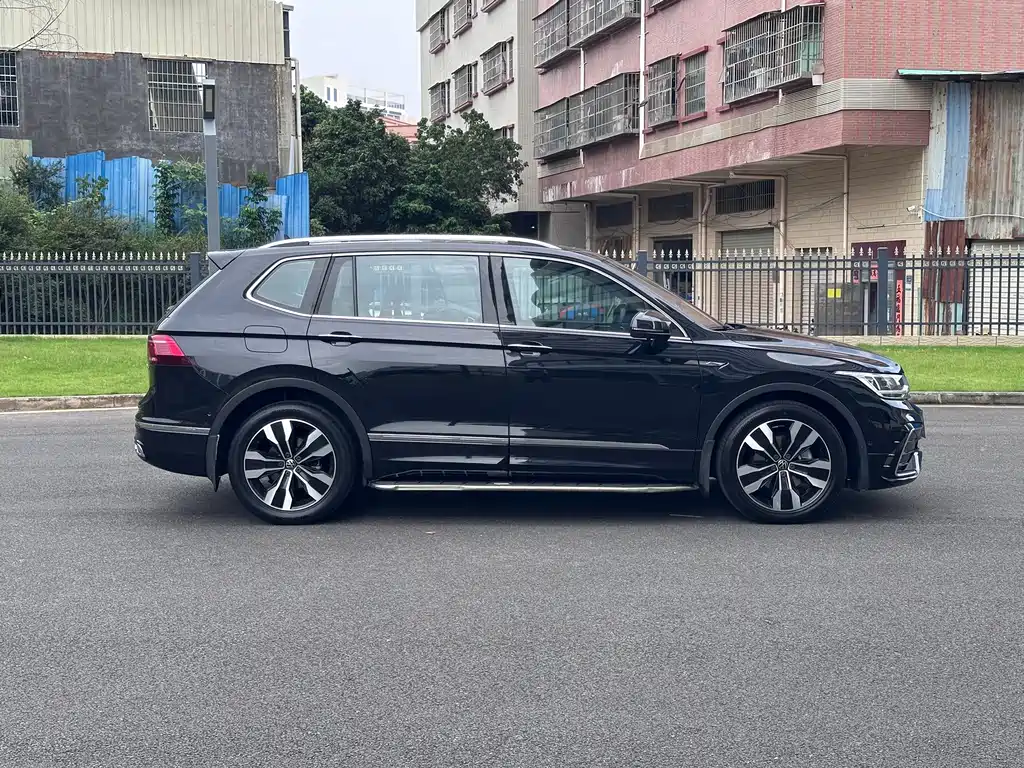 Volkswagen Tiguan L — фото 7