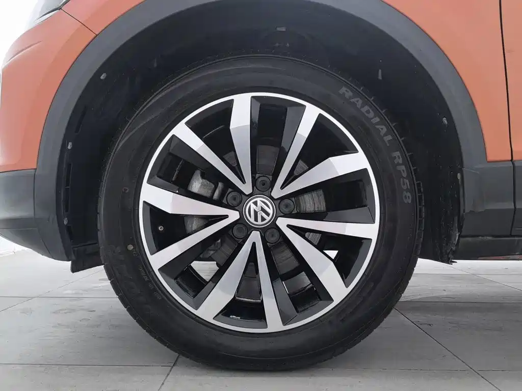 Volkswagen T-Roc — фото 17