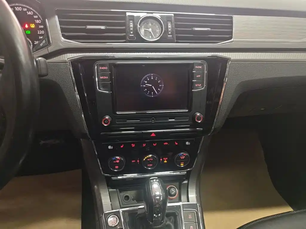 Volkswagen Passat — фото 13