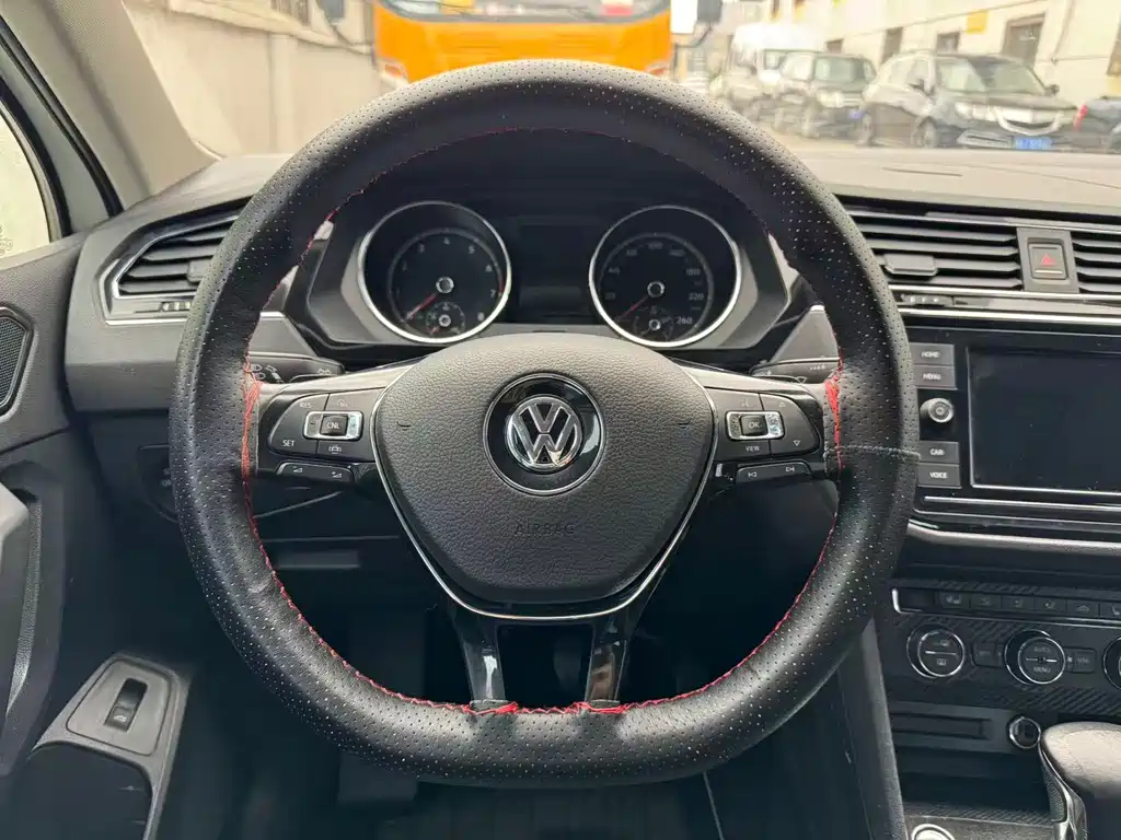 Volkswagen Tiguan L — фото 6